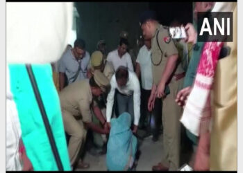 Gorakhpur DIG J Ravinder Gaud with the family of the deceased Babar's kin (Photo Source: ANI)