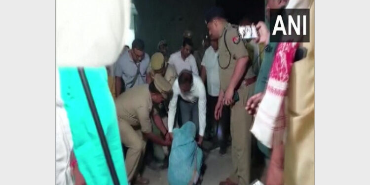 Gorakhpur DIG J Ravinder Gaud with the family of the deceased Babar's kin (Photo Source: ANI)