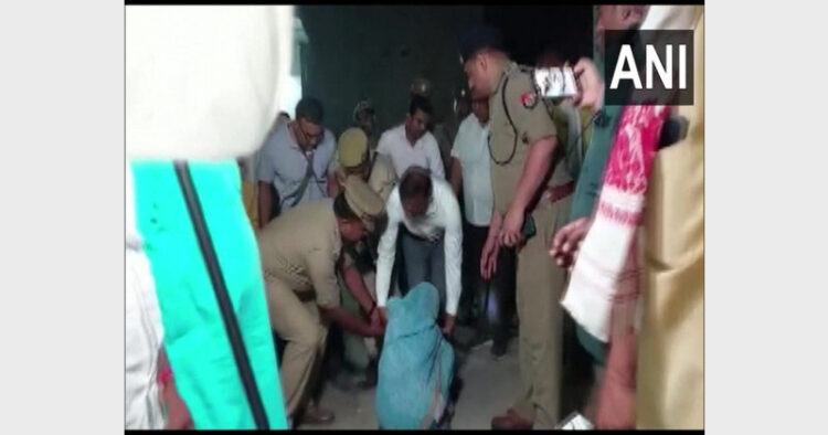 Gorakhpur DIG J Ravinder Gaud with the family of the deceased Babar's kin (Photo Source: ANI)