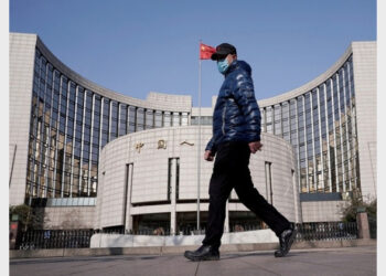 The central government is tightening its grip on local government debt to prevent a financial meltdown, which has already affected some regional economies' ability to raise funds (Photo Credit: Reuters)