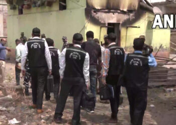 A 15-member team ed by deputy inspector general of police (DIG) Akhilesh Singh and also includes Central Forensic Science Laboratory (CFSL) experts reached the crime scene in Rampurhat to probe the case (Photo Source: ANI)