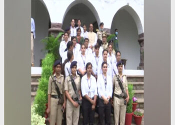 Madhya Pradesh CM Shivraj Singh Chouhan withall women security team on International Women's Day (Photo Credit: ANI)