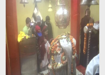 Devotees at Shankaracharya temple in Srinagar (Photo Credit: ANI)