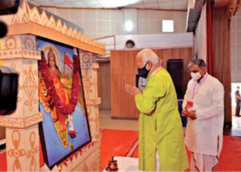RSS Sarsanghchalak Dr Mohan Bhagwat, Sarkaryawah Shri Dattatreya Hosabale paying floral tributes to Bharat Mata to mark the beginning of ABPS in Karnavati, Gujarat on March 11, 2022