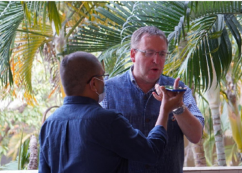 British Deputy High Commissioner to Andhra Pradesh and Telangana, Dr. Andrew Fleming, checking out the new technology (Photo Credit: India Science Wire)