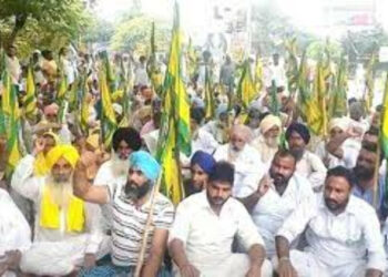 The protesting farmers were demanding payment of the long-pending compensation for the damage to their cotton crops caused by pink bollworms, which was first raised in September last year