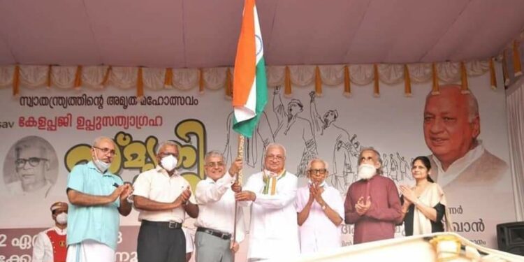 Prabakar Palari receives national flag from the Governor (Photo Source: S. Chandrasekhar)
