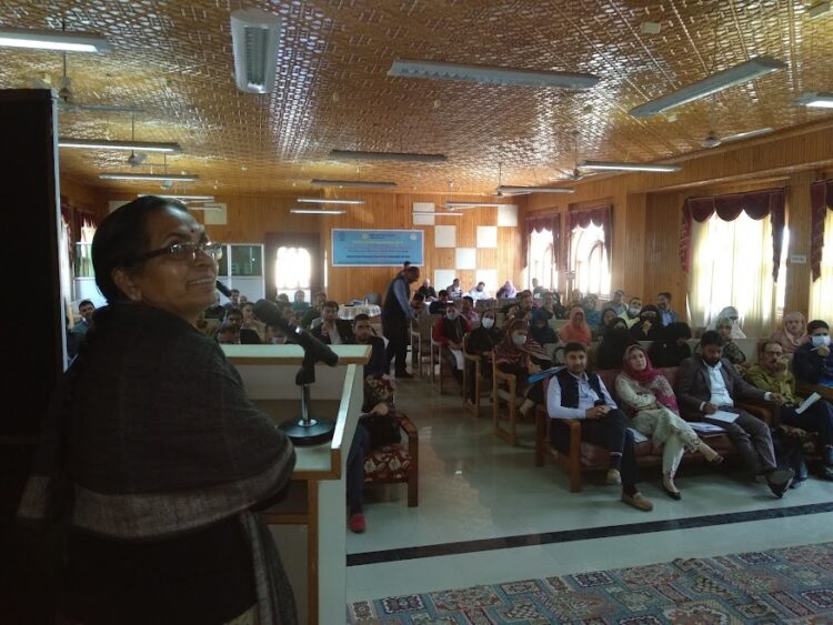 Prof Anita Nuna, former head, Department of Curriculum Studies, NCERT, New Delhi, explaining her presentation to the audience (Photo Source: SCERT)