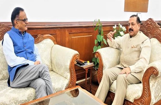 Principal Scientific Advisor (PSA) to the Government, Prof Ajay Kumar Sood with MoS Dr Jitendra Singh (Photo Source: India Science Wire)