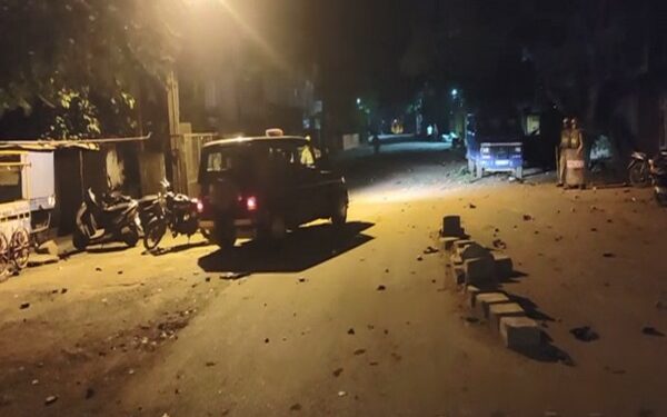 The mob which gathered outside the police station suddenly turned violent and started pelting stones at the Old Hubli police station and police vehicles (Photo Source: ANI)
