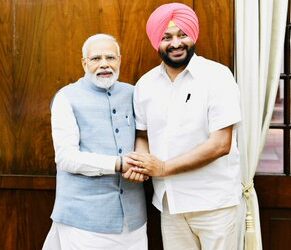 MP Ravneet Singh Bittu with PM Modi (Photo Source: Twitter)