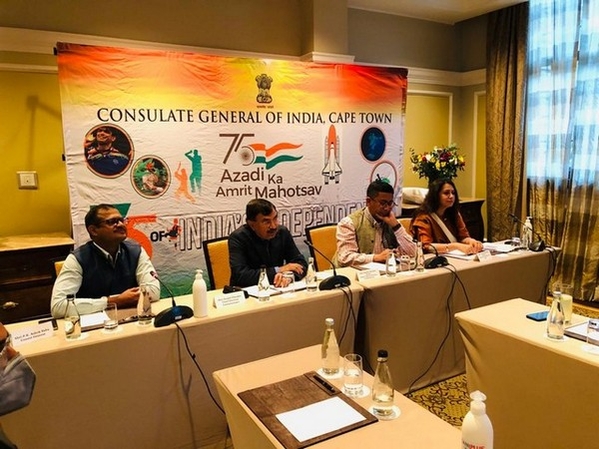 CEC Sushil Chandra interacting with Indian consulate officials and NRI community representatives in Cape Town (Photo Source: Twitter/ECI)