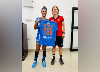 Navneet Kaur gets 100th match jersey from coach Janneke Schopman (Photo Source: HI)