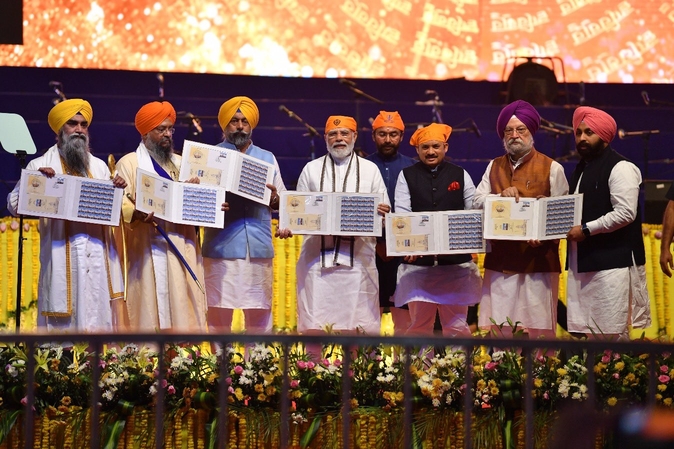 Prime Minister Narendra Modi releasing a postal stamp and coin during celebrations of the 400th Parkash Purab of Guru Tegh Bahadur at Red Fort (Photo Source: Twitter)