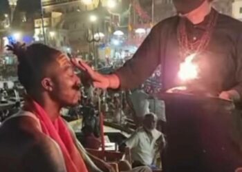 Batuk applying sandalwood with his hands on Dwight Howard's forehead.(Screen grab from a video shared by the NBA star on his instagram account)