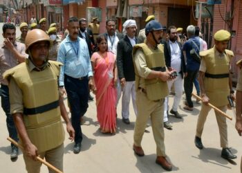 Survey team at Kashi Vishwanath Temple-Gyanvapi Mosque complex (ANI Photo)