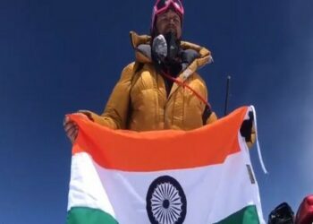 Wing Commander Vikrant Uniyal at Mt Everest (Photo Source: ANI)