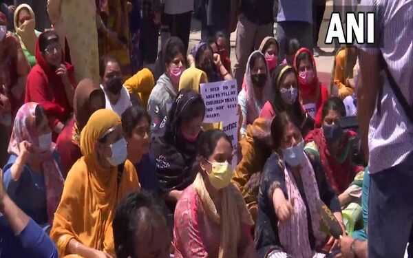 Kashmiri Pandit government workers, along with their families protesting against the killing of Rahul Bhat (Photo Source: ANI)