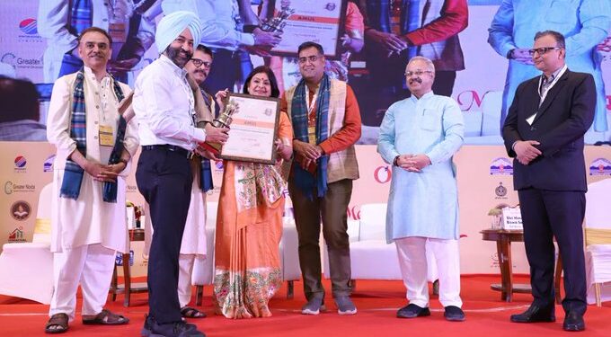 Amul's Zonal Manager Hardeep Banga receiving the award for Creative Marketing Campaign (Photo Source: Twitter/Amul)