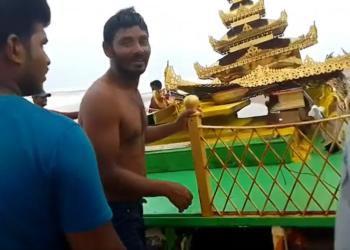 People on the shore brought the chariot out of the water (Photo Source: ANI)