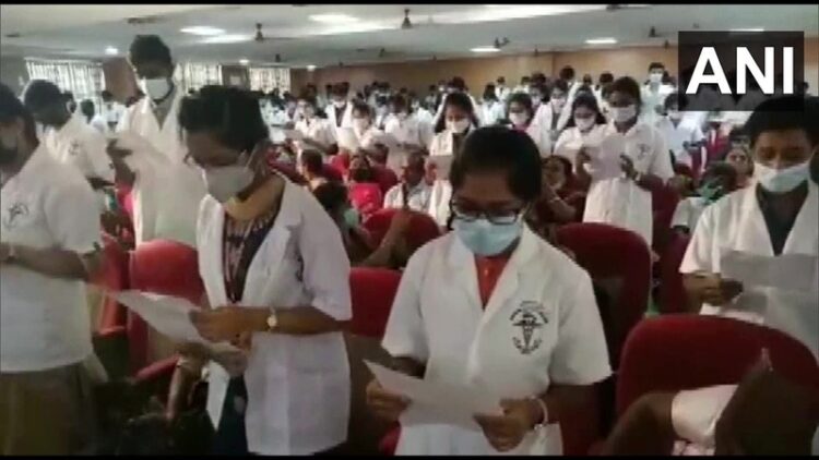 Madurai Medical college students taking 'Charak Shapath' (Photo Source: ANI)