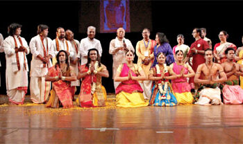 RSS Sarsanghchalak Mohan Bhagwat with dance guru Dr Sonal Mansingh and the CICD team at Kamani Auditorium on April 29