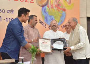At the 12th Devarshi Narad Journalist Award Ceremony 2022, Shri Sunil Ambekar, Akhil Bharatiya Prachar Pramukh of RSS,conferred award on former Editor Balbir Punj
