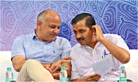 Manish Sisodia with Arvind Kejriwal. The duo need to explain the rationale behind Delhi Government's decision to hand over wholesale liquor business to private players despite expert panel's reluctance