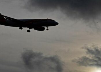 An aeroplane comes in to land at Gatwick Airport, after the airport reopened to flights following its forced closure because of drone activity, in Gatwick, Britain, December 21, 2018. REUTERS/Toby Melville