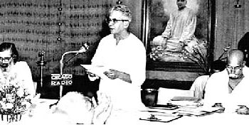 From left: Swami Chinmayananda, Shri Golwalkar ‘Guruji’, Shri Dadasaheb Apte, Sant Tukdoji Maharaj and Param pujya Shankaracharya on the foundation day of Vishva Hindu Parishad (August 29, 1964) at Sandeepany Sadhanalaya Ashram at Powai, Mumbai