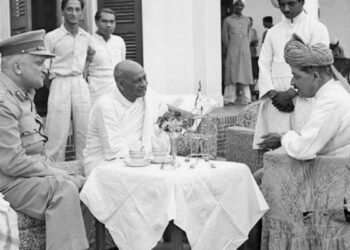 Sardar Vallabhbhai Patel with Maharaja Hari Singh, 1948