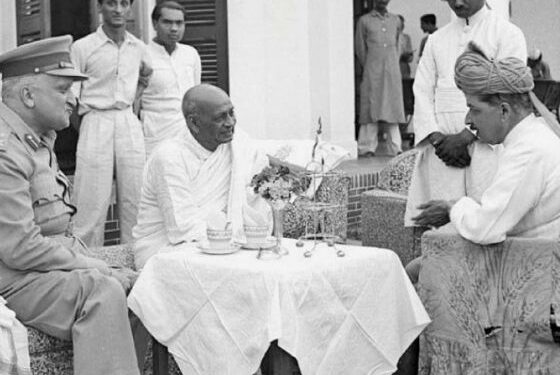 Sardar Vallabhbhai Patel with Maharaja Hari Singh, 1948