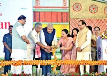 Giving the go ahead: Vice President Jagdeep Dhankhar and J Nandakumar, National Convenor of Prajna Pravah lighting the ceremonial lamp. Also present are Prof Jagadish Mukhi, Governor of Assam, Dr Himanta Biswa Sharma, Chief Minister of Assam