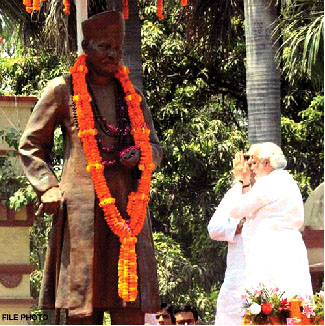 Prime Minister Narendra Modi paying homage to the statue of Pandit Malaviya