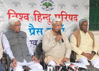(From left) Vishesh Sampark Pramukh Narpat Singh, VHP working President Alok Kumar and National Dharm Prasar Pramukh Sudhanshu Patnaik