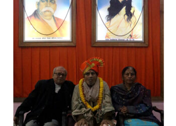 Bholanath ji (center) with his son  Baldev Raj (left) and  daughter-in-law Mohinder Kaur