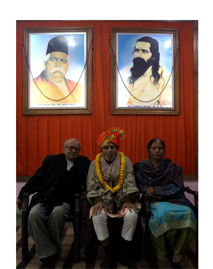 Bholanath ji (center) with his son  Baldev Raj (left) and  daughter-in-law Mohinder Kaur