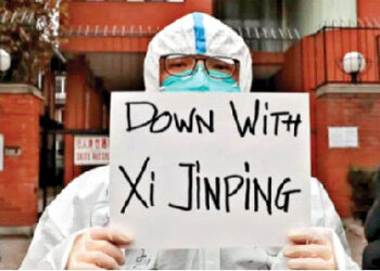 A doctor in China displaying a placard to show resentment against his President’s draconian COVID-19 policy