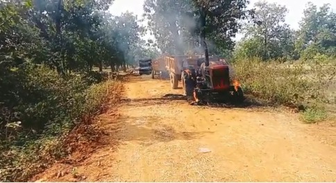 Maoists torched two vehicles in Chintak naar while a female Maoist cadre and a rewardee of 8 lakhs surrendered in Sukma