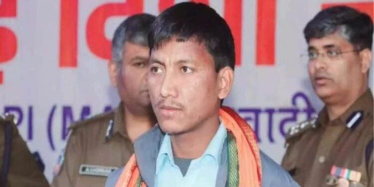 Rs 19 lakh-reward Maoist regional commander Aman Ganjhu surrendered in Jharkhand, while another commander Chandrabhan got killed
