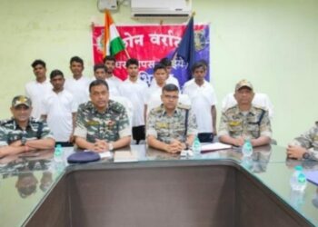 (Surrendered Maoists with officials)