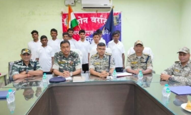 (Surrendered Maoists with officials)