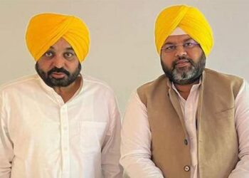 MLA Amit Rattan (R) with Punjab Chief Minister Bhagwant Mann