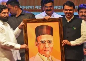 Maharashtra Chief Minister Eknath Shinde with Deputy Chief Minister Devendra Fadnavis and a portrait of VD Savarkar at the 'Varsa Vicharancha' seminar in Mumbai [file photo]