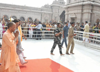 CM Yogi Adityanath at Kashi Vishwanath temple