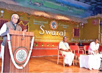 Shri Bhaiyyaji Joshi, RSS, Akhil Bharatiya Karyakarini Sadasya addressing  an international conference along with Shri J Nandakumar, National Convenor of Prajna Pravah, at Karnataka State Rural Development and Panchayat Raj University Gadag