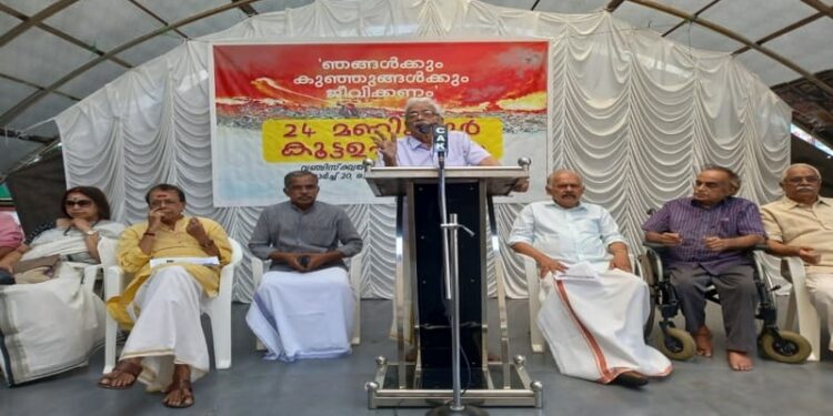 K L Mohana Varma inaugurates the hunger strike( Also seen L/R: Sreekumari Ramachandran, R K Damodaran, E N Nandakumar, Dr Sebastian Paul, N R Menon and P Ramachandran )