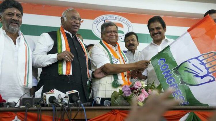 L-R:  KPCC president DK Shivakumar, Congress president Mallikarjun Kharge Former Karnataka CM Jagadish Shettar and former MP K.C. Venugopal