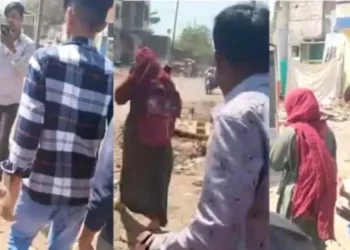 Three men harass a hijab-wearing Muslim girl on suspicion of hanging out with a Hindu man. (Image Credit: TheLallantop)