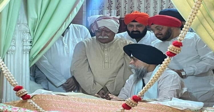 Dr Mohan Bhagwat visited Gurdwara Badi Sangat Sahib Burhanpur in Madhya Pradesh